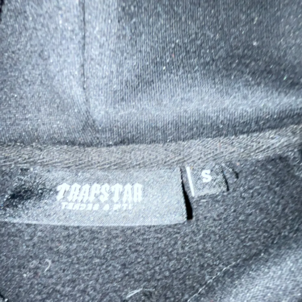 Säljer min trapstar hoodie då den inte går ihop med min stil, den är helt ny och äkta men Tyvär saknar jag kvittot. Pris diskuteras . Hoodies.