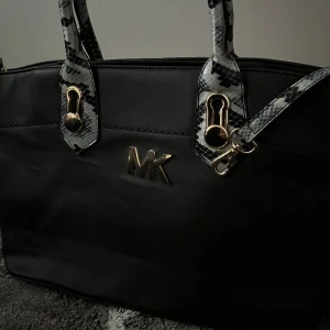 Michela Kors väska - Jag fick denna väskan som present några år sedan. Använder den inte och vill jätte gärna få bort den. Den är stor och perfekt för en som bär på mycket saker.