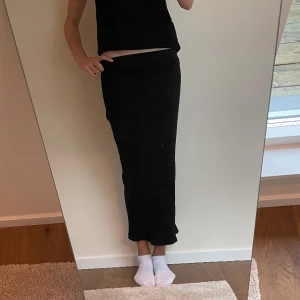 Svart långkjol - Snygg svart långkjol som är tyvärr för kort för mig💞 är ribbstickad och har en slits där bak 💘💘 fint skick