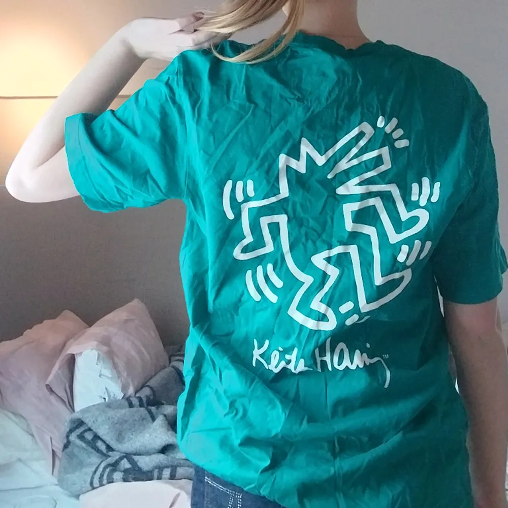 Superfin tshirt från hm's kollektion med keith haring. Använd ett par gånger men fortfarande i mycket bra skick, passar både tjejer och killar🩷🩷. T-shirts.