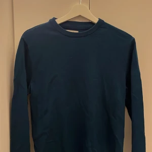 Jack and Jones tröja  - Säljer nu min stickade Jack and Jones tröja som är i helt nyskick, Max använd 6 ggr. Storlek small.