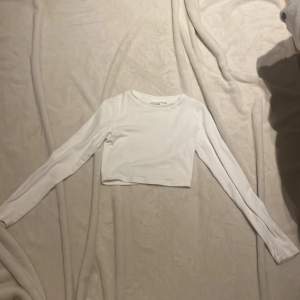 vit mag tröja från gina storlek 134-140 