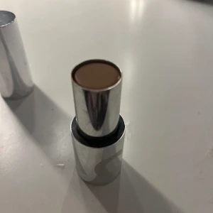 Caias bb-stick - Caias bb-stick i färgen 50w perfekt som bronzer väldigt krämig och enkel att jobba med  Nypris 245+29kr frakt  Endast provad med borst ca 3 gånger