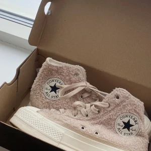 Teddy converse - Beiga höga Converse i teddy-material💘 Knappt använda, motsvarar storlek 38