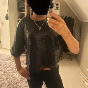 glitter topp - cool festtopp! svart med paljetter, super bra skick❤️‍🔥