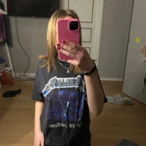 Metallica tshirt - T-shirt med Metallica tryck på fram och baksida, skriv för bättre bilder💕
