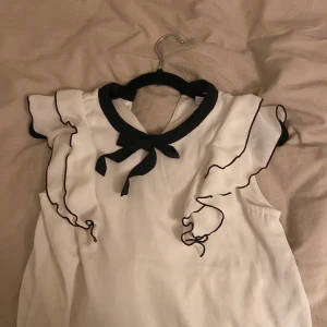 Söt topp - Jag säljer denna super söta tröjan från Lindex i storlek 152-164 men den passar även xs-s💘🪩😍 Den har inga defekter och har inte använt så mycket. Rosetten går att ta av som ni ser på andra bilden💓 Pris kan diskuteras och skriv innan🙌🏼💘🪩😍