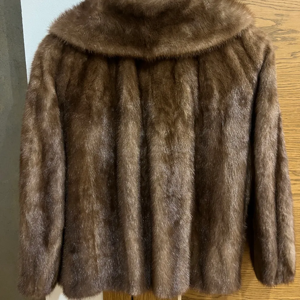 Mink fur jacket/ coat from Jordan Pelzhaus - Real fur. The jacket is beautiful and in perfect condition: no holes, no scratches, no loss of fur, no damages at all. This is a beautiful vintage fur jacket that is warm and cozy.. Jackor.
