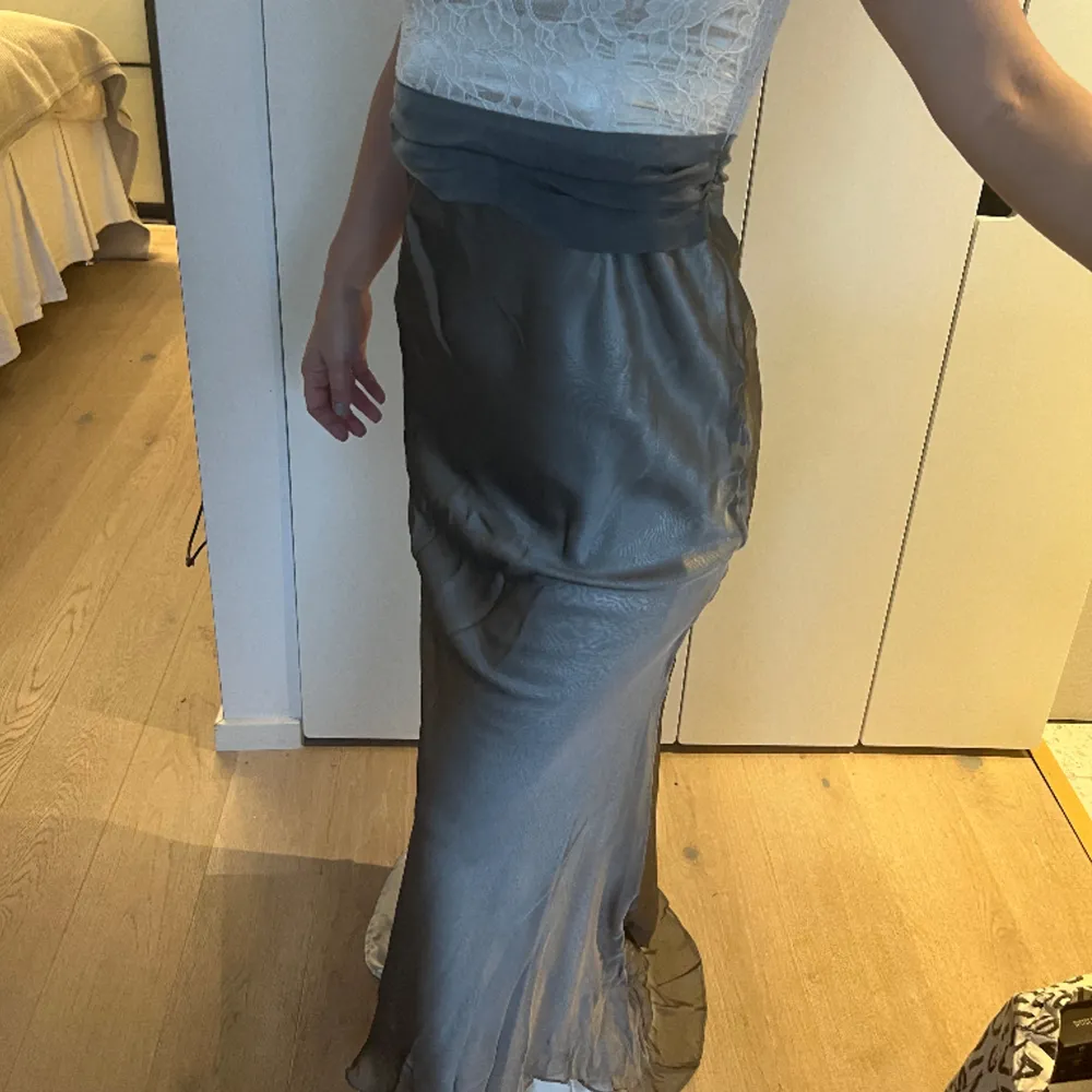Så fin egendesignad klänning till bröllop i  materialet silke, storlek S🫶. Klänningar.