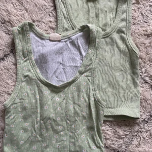 Ribbat linne - Säljer båda men det går att bara en av dem (priset är per styck). Den ena har små vita blommor. Använda fåtal gånger. På mig slutar de typ precis över naveln. 