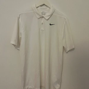 NIKE Dry-fit polo - Polo i träningsmaterial, perfekt för tex tennis eller golf. Väldigt sparsamt använd. Normal passform. Nypris: 450kr