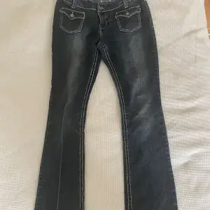 Fina och unika bootcut jeans, färgen är mörkblå med vita sömmar❤️ coola fickor fram och bak! Lågmidjade och utsvängda! Skriv för mått :) de passar inte mig därav inga bilder på! Köpta vintage i New york, midjemått 37 cm innerben 82