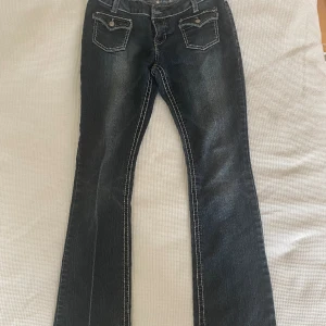 Bootcut jeans - Fina och unika bootcut jeans, färgen är mörkblå med vita sömmar❤️ coola fickor fram och bak! Lågmidjade och utsvängda! Skriv för mått :) de passar inte mig därav inga bilder på! Köpta vintage i New york, midjemått 37 cm innerben 82