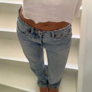 Medelhöga supersnygga jeans från zara. Använda, men inga fläckar osv. Säljer för 90kr