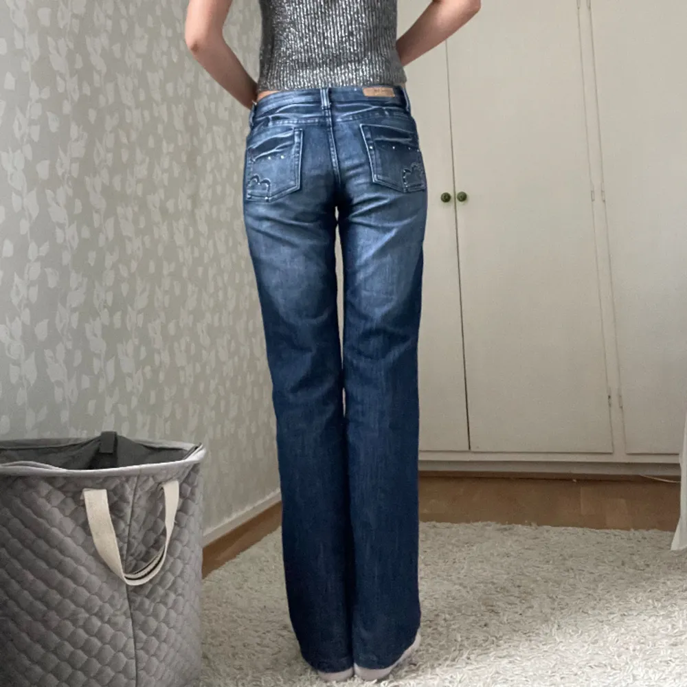 Super snygga!! Innerbenslängden-81cm  Midjemåttet-39cm 🙌🏻🙌🏻. Jeans & Byxor.