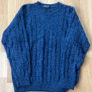 Stickad tröja - Hej! Säljer en jättefin stickad tröja från Jaeger i nyskick. 100% merino ull. Skriv vid fler frågor🤗