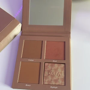 CAIA Face palette - Smink palett från CAIA.Contour,Blush,Bronzer och Highlighter 