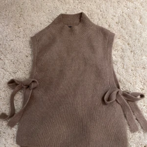 Stickad kort ärmad - Mysig stickad väst, perfekt för det kalla vädret💕🤍 väldigt bra kvalite och i super skick🤗💘