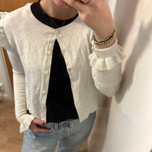 Kofta zara - Grå populär kofta från zara i storlek S. Oanvänt skick! Perfekt i sommar över linne byxor. 