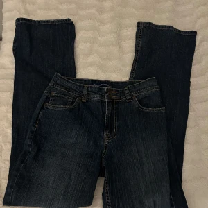 Lågmidjade jeans  - Mörkblå lågmidjade jeans 