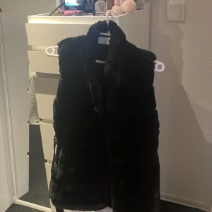 En jätte fin väst  - En fin fluffig väst som bara använts 1-2 gånger. Väldigt bra skick och matrial!