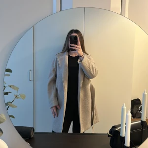 Beige kappa - Knappt använd kappa från H&M. Passar perfekt till våren. Den är lite oversize så funkar även på S och M. 