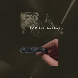 Valentino armband - Tjena. Säljer nu mitt valentino armband. Herrmodell då armbandet har 10 nitar. 3 ytterligare oanvända nitar medföljer samt all tillbehör. Skick: 8/10 då nitarna är rostiga. Nypris: 3000kr. Marinblå syns sällan på marknaden, passa på att kapa!