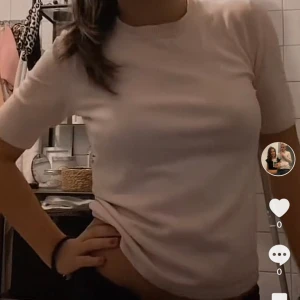 Stickad tunn tshirt  - Säljer denna stickade tshirten från zara då den inte längre kommer till användning 💗