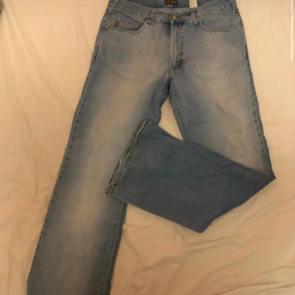 Jättesnygga armani jeans som är köpta secondhand. Kan skicka fler bilder som visar äktheten om det önskas!! Säljer för de är för små på mig nu:( Storlek står som 36/S, men jag skulle faktiskt gissa att de är mer M. Är 177cm lång. Pruta gärna!. Jeans & Byxor.