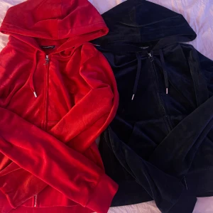 Juciy tröja - Den röda är storlek M och den mörkblå är i storlek L, säljes då dom inte används. Båda är i fint skick! 300kr styck💕💕