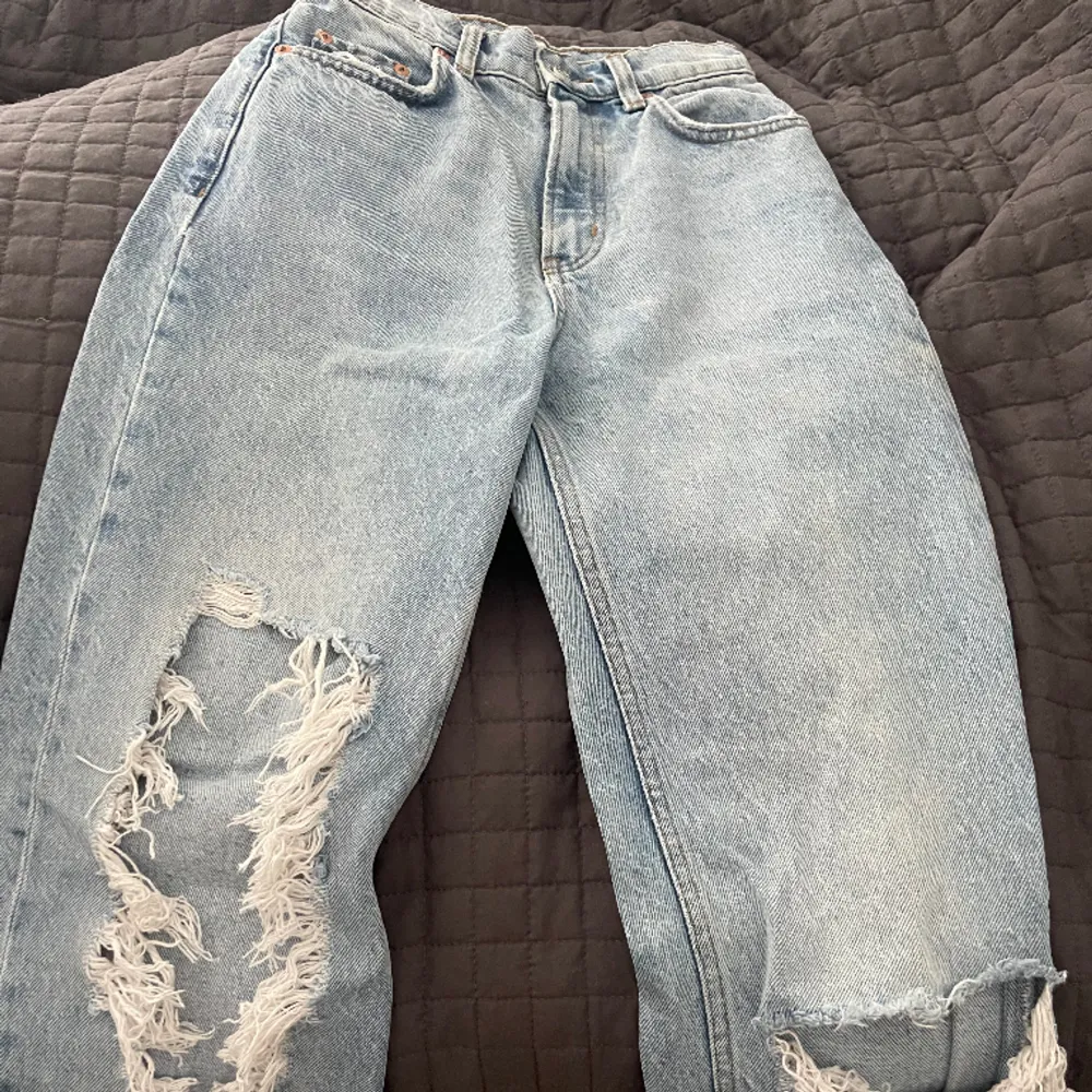 Super snygga ljusblå håliga jeans från Mango. Storlek 32. Jeans & Byxor.