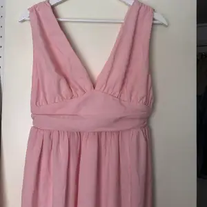 Säljer denna jätte söta rosa klänningen, den är inte använd nån gång och därmed jätte fint skick🩷