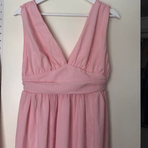 Ljusrosa brudtärn klänning  - Säljer denna jätte söta rosa klänningen, den är inte använd nån gång och därmed jätte fint skick🩷