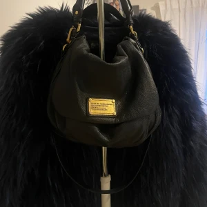 Marc Jacobs väska - Väska från Marc Jacobs i modellen workwear! Nypris ca 7000 kr! Bra skick finns dock tecken på användning! Super fin och perfekt för skolan och vardag får plats med mycket i den i princip allt  🩷 skriv för fler bilder / pris går att diskutera  