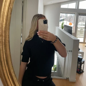 Stickad t-shirt  - En svart stickad t-shirt