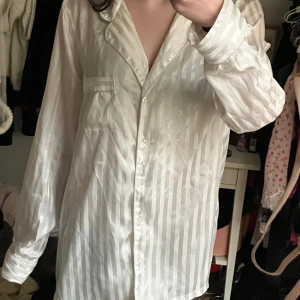 Sov-skjorta - Siden tyg, bra skick och nästan aldrig använd!