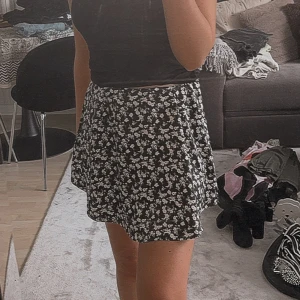 Blommig kjol - Super fin blommig kjol i satin🌸 Skriv gärna om ni har några frågor!🤩