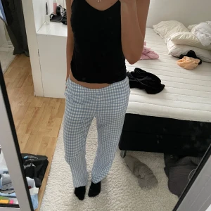 Blå-vit rutiga byxor - Jättefina rutiga byxor, gillar de super mycket men säljer pga att de är för små för mig. I bra skick