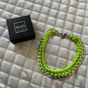 Snö halsband - Jättefint snö of sweden halsband som kommer i en snö of sweden box🍀 Passar dig som gillar det färgstarka halsbanden eller dig som uppskattar det unika💝Frakt tillkommer 