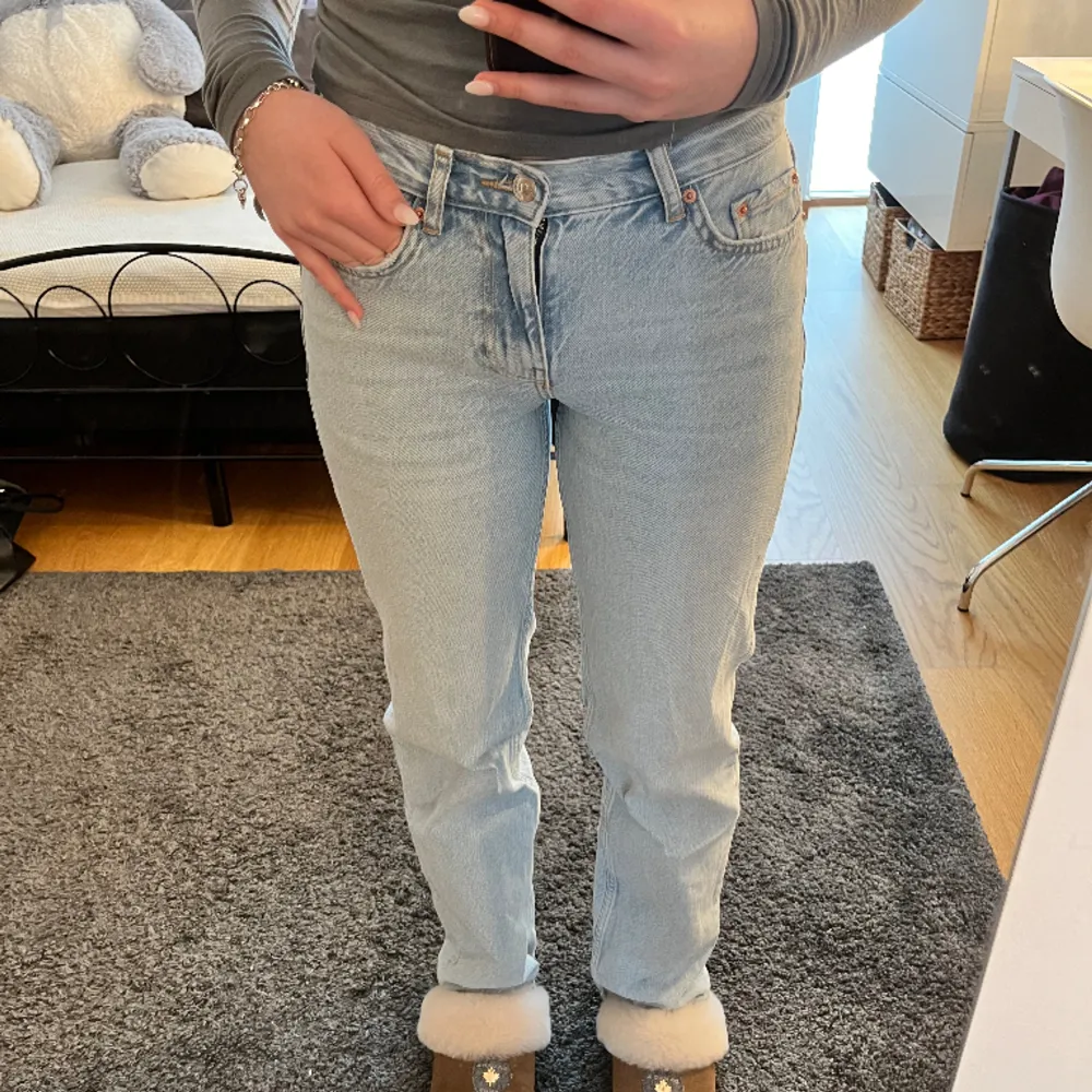 Jättefina jeans från Gina Tricot🩷 Säljer pga att de är lite för små. Storlek 32 men skulle säga att de är lite större än de eftersom jag brukar ha 34 eller 36 i jeans🩷. Jeans & Byxor.