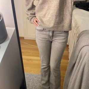 Bootcut jeans low waist - Superfina low waist bootcut jeans från Gina Tricot Young. Säljer då dom börjar bli för små💕”har en defekt längst ner på ena benet”