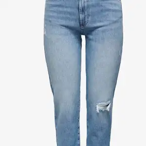 Only Emily high cropped straight jeans. Hål i knät. Storlek 33×32