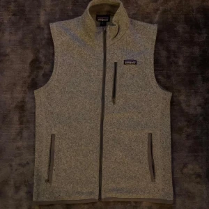 Patagonia fleecevest - Säljer min fina Patagonia fleece vest storlek M. Den är bra skick. Lite pilling men annars har noll defekter:)