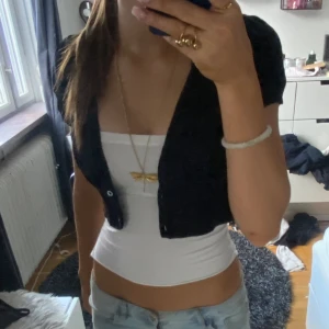 Svart Kortärmad bolero  - Jättefin kortärmad kofta från orsay. Den är inte märkt med någon storlek men skulle tippa på s. Skriv för frågor!