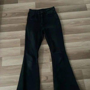 Svart Jeans💖 - Dessa svarta jeans är så bekväma och snygga. Sitter så sjukt snyggt och skönt💕Älskart! Pris går att diskuteras på dessa