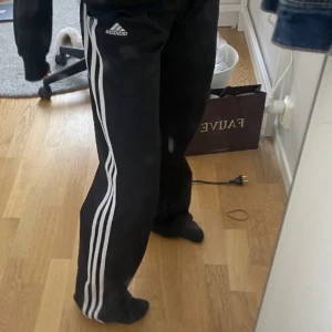 Adidas trackpants - Superfina adidas trackpants som tyvärr är för stora för mig:( lite slitna vid hälarna annars superfina!💓 fråga för funderingar!! Storlek 176 i barn storlek men skulle säga att dem passar någon från 165 - 178!!