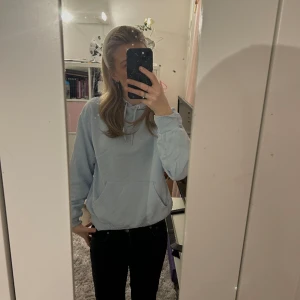Ljusblå hoodie  - Super fin ljusblå tjocktröja som är perfekt att ha på gymmet/träning eller bara till vardags, säljer då den blivit lite för liten för mig
