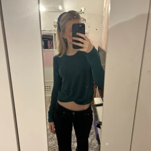 Stickad tröja - En mörkgrön stickad tröja med långa ärmar, säljer då den ej kommer till användning!