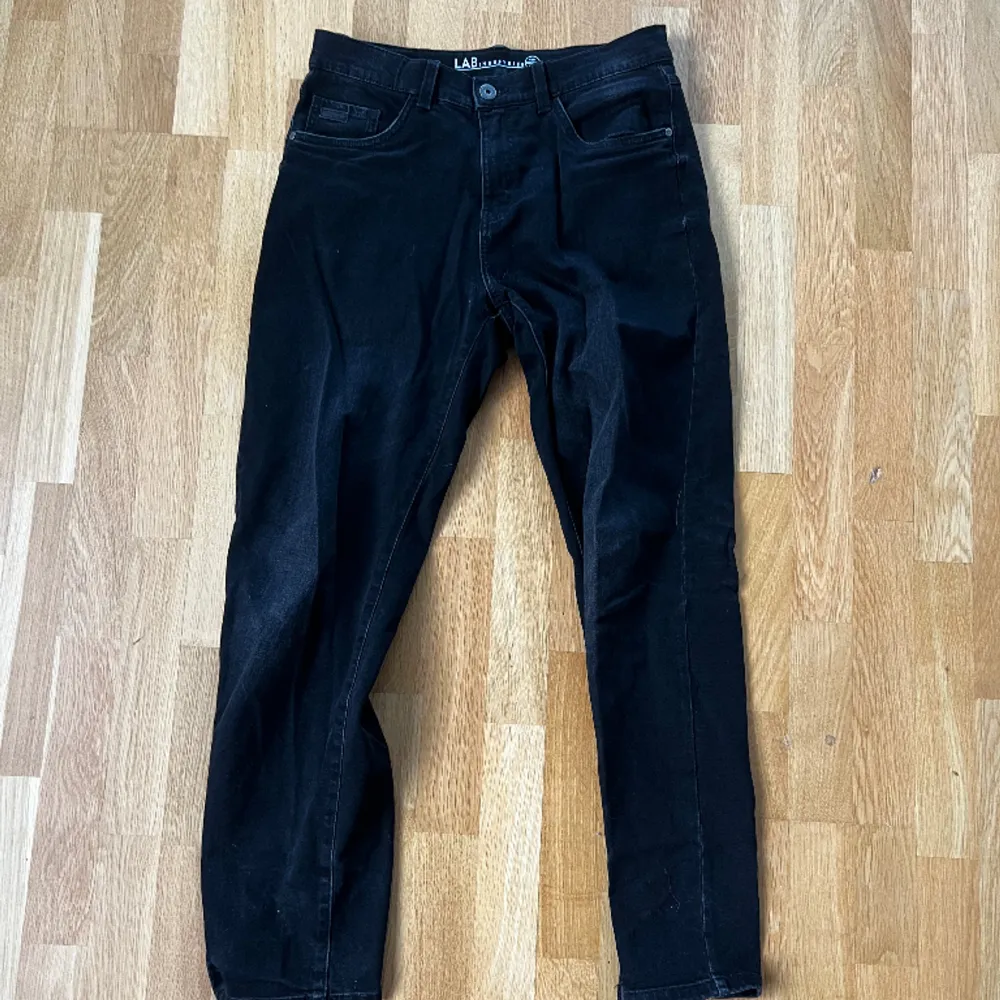 Hej! Säljer ett par svarta jeans i storlek 170cm. Skick 9/10. Hör av vid fler frågor😊. Jeans & Byxor.