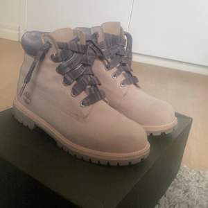 Vill någon köpa min lille syrras skor 🙈 bra skick har andvänts på bra 👍 